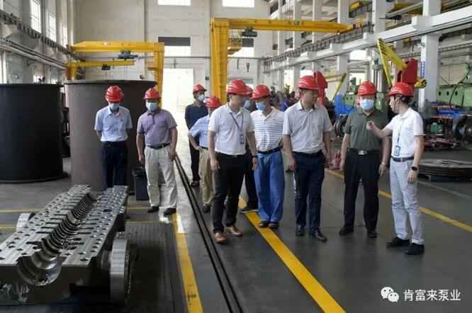 董事长、总经理陈迪，党委副书记黎宇明陪同调研组一行参观开云体育(中国)开云KaiYun SPORTS展览室