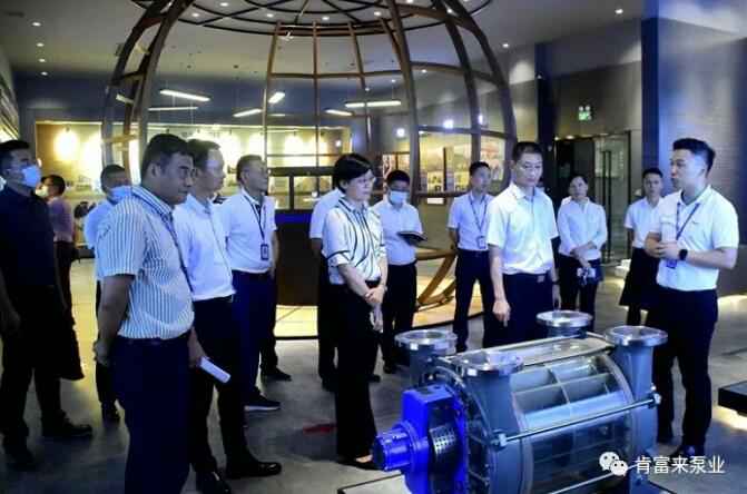 公司董事长、总经理陈迪(右一)向李军区长(右二)一行介绍开云体育(中国)开云KaiYun SPORTS产品